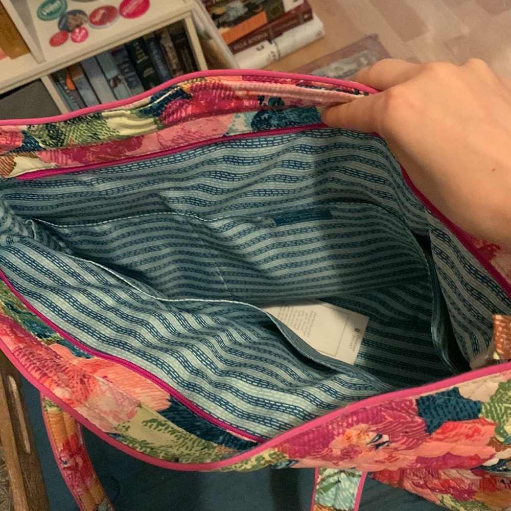PRICE DROP🔥 Vera Bradley Tote 🌸 - Picture 2 of 4
